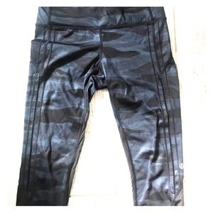 Lululemon Vent It Out Crop CAMO